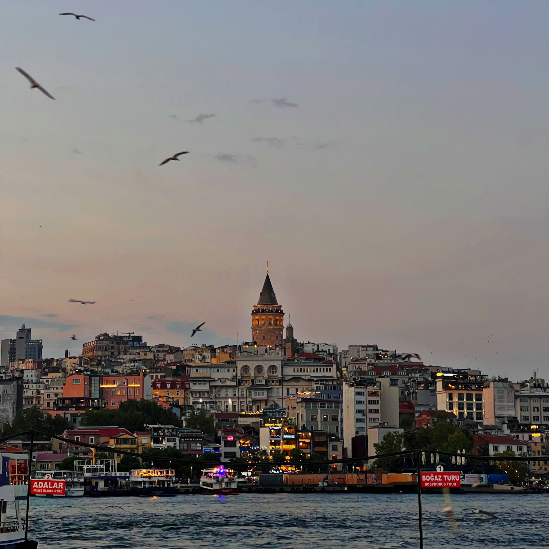 Kulla e Galatas dhe horizonti i Stambollit në muzg