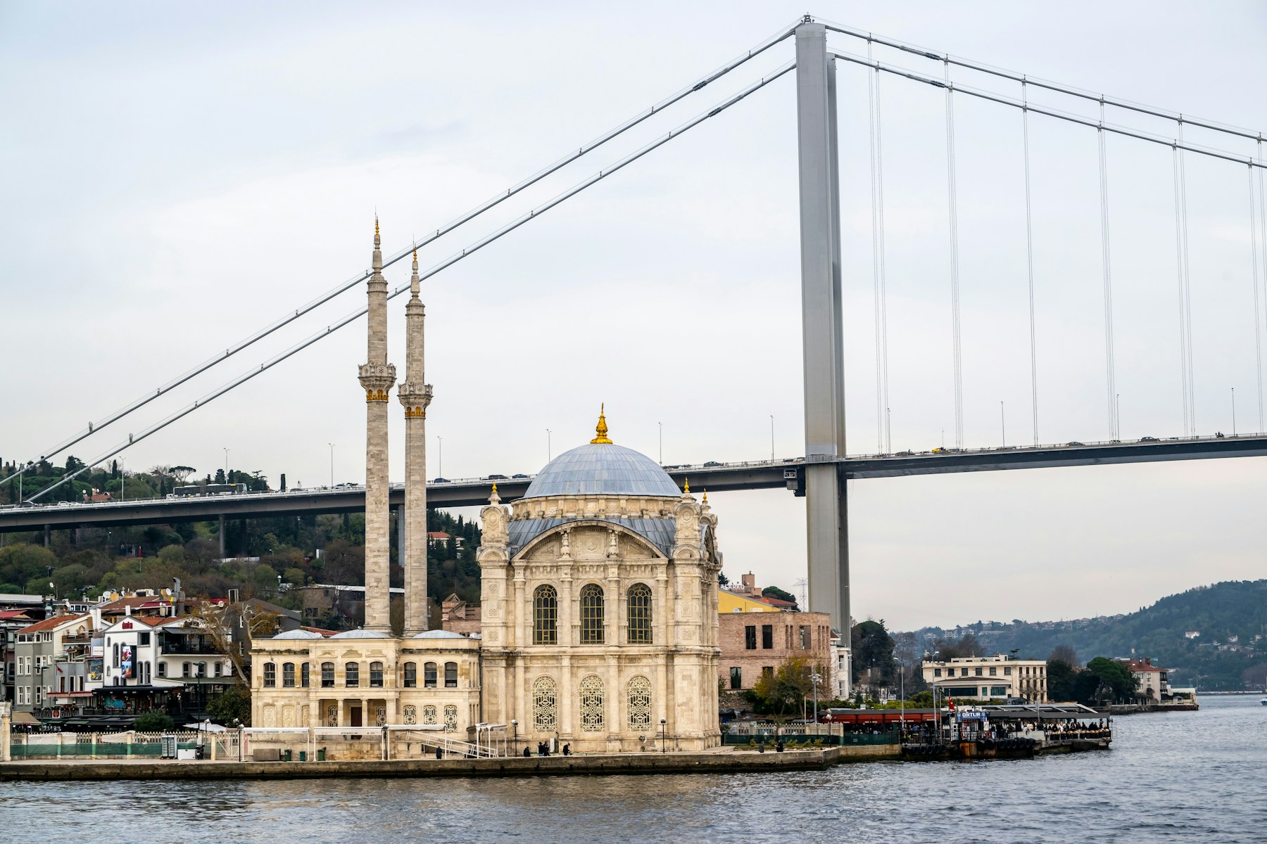 Xhamia Ortaköy dhe Ura e Bosforit në Stamboll